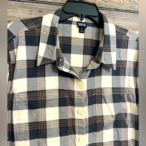 Patagonia woman’s button up shirt light weight size XL - Picture 2 of 6
